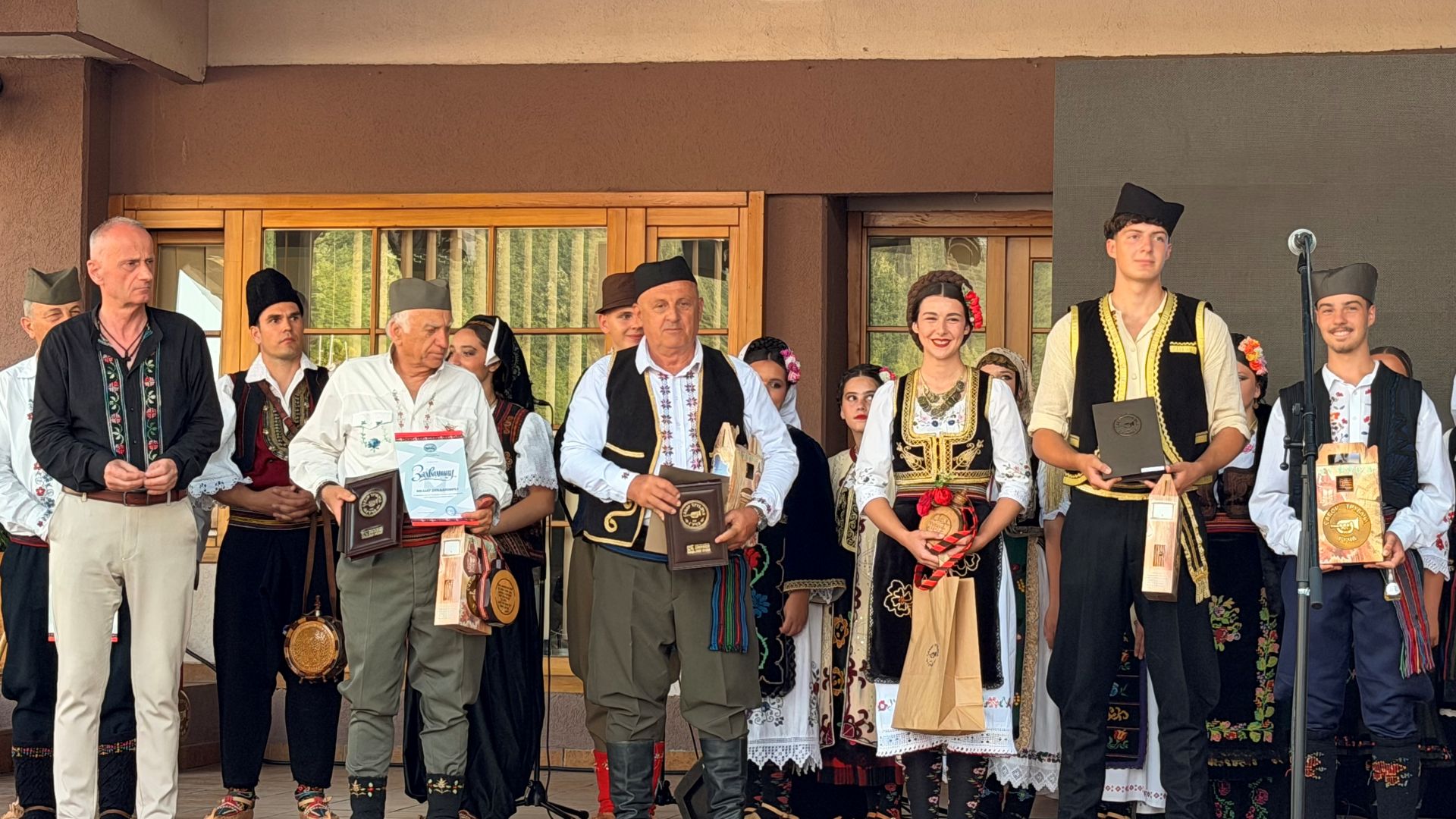 Победници такмичења здравичара и избора најлепше народне ношње на 65. Драгачевском сабору трубача у Гучи