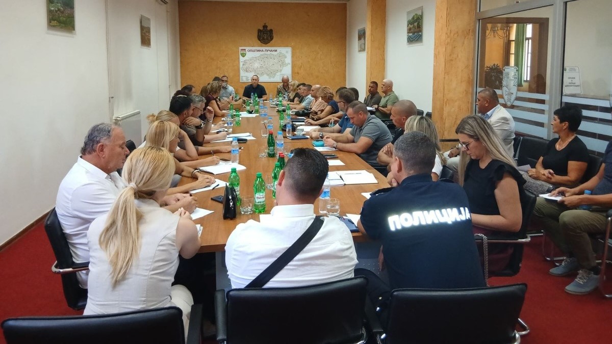 Чланови Саборског одбора на проширеном састанку у Гучи уочи почетка 65. Драгачевског сабора трубача.