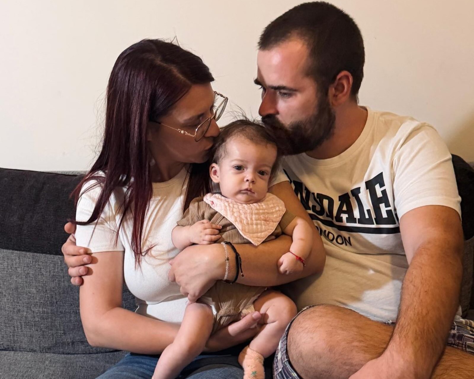 Мала Јана из Ужица са родитељима, за чије је лечење прикупљено више од 675.000 евра.