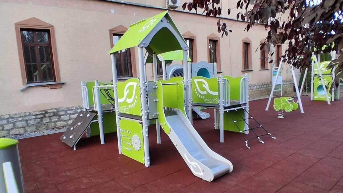 Ново дечје игралиште у порти цркве у Гучи