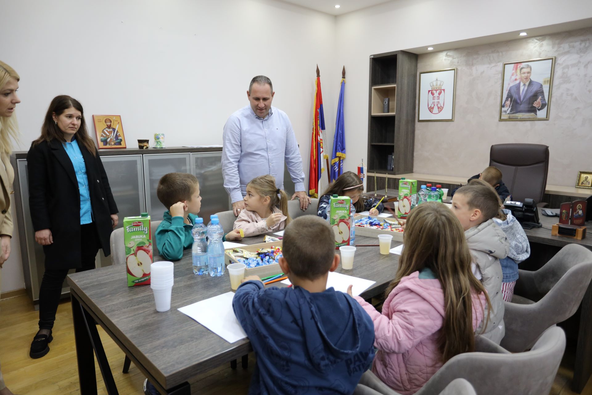 Малишани из вртића у посети председнику општине Лучани поводом Дечје недеље